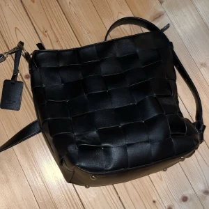 Väska - Axelbandsväska💞Perfekt o ha till skolan, jobbet eller i vardagen. 1500 i nypris