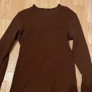 O använd brun tröja