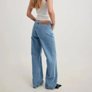 Lågmidjade jeans NA-KD - Säljer dessa lite använda jeans💙 Storlek 40 