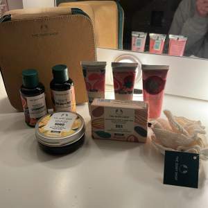 Ett pack med the body shop saker!🍵🎀 Allt är oanvänt förutom body buttern som har testats ett fåtal gånger!😽😽 Allt ingår! Alltihop för 250kr. Skruben, clensing balken och handkrämerna 25kr st. Resten kostar 50kr styck!