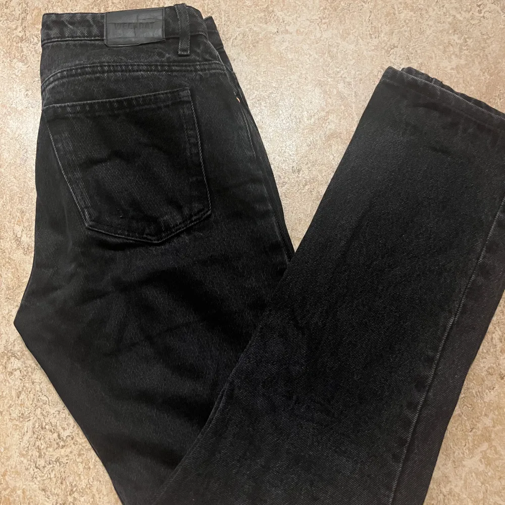 Säljer mina svarta weekday jeans då dem har blivit för små. Det är modellen ”pin mid straight jeans”, och i färgen black lux. Dem är köpta för 590kr. Använd en del men inte så att det syns.  Hör av dig vid frågor! 💕. Jeans & Byxor.