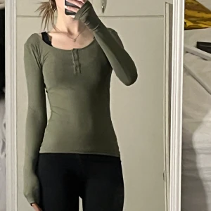 Tajt tröja med knappar - Tröja ifrån Zalando märket pieces! Väldigt lite använd, sitter tajt på kroppen och ärmarna är långa🤍nypris 229kr