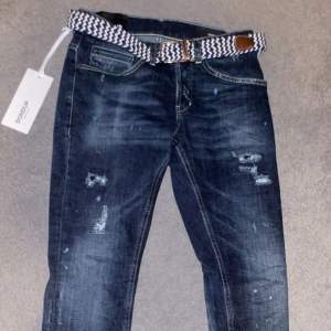 Säljer ett par nya Dondup jeans som aldrig är använda då de ej passade. Tags sitter kvar. Köpta för 1800 Storlek 29:32