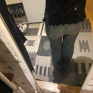 Bootcut jeans - As snygga bootcut jeans som är för små för mig, innebenslängden är 70 och midjemåttet är 36 mätt rakt över❤️