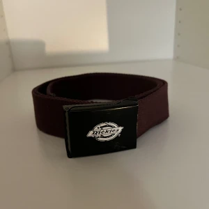 Dickies bälte - Ett dickies bälte som är lila/vinrött, använt men inget man tänker på lite slitet.