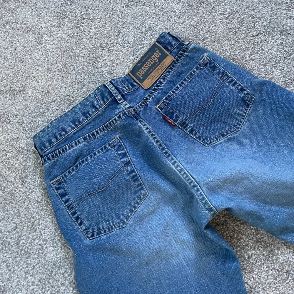 Blåa utsvängda jeans strl W27 L32. Jeans & Byxor.