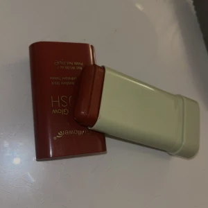 Pixi Dupe - En galet snygg pixi dupe blush😍. Har testat den lite på handen bara men köpte många andra färger som jag gillade mer, hursom helst så är denna färgen vinröd - mavue och är jätte glowy. Den är köpt utomlands!!