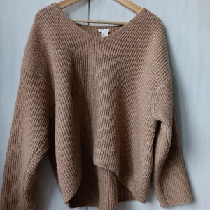 Beige knitted top - A beige v neck top in excellent condition, easy to maintain.