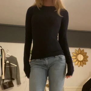 Långärmad topp mörkblå glittrig  - Från & other stories! Jätte fint skick, är marinblå med glitter (se sista bild)💘 säljer då jag ej får användning av den