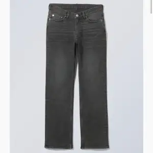 Midrise jeans från weekday i modellen Twig!! Köpte 2022 för runt 500kr men använder inte längre. Skicket är fint💖