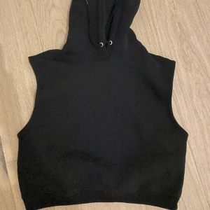 Kortärmad hoodie - Denna super snygga kortärmad/ärmlösa hoodie. Aldrig använd. 