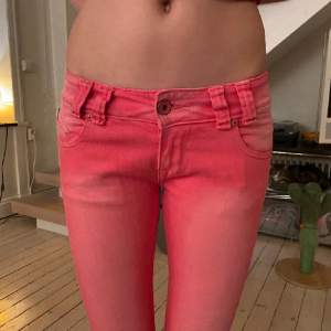 Dessa rosa/röda jeans med zebra på sidorna. Så trendiga och snygga. Köpa på plick men passa inte. midjemått 38cm.