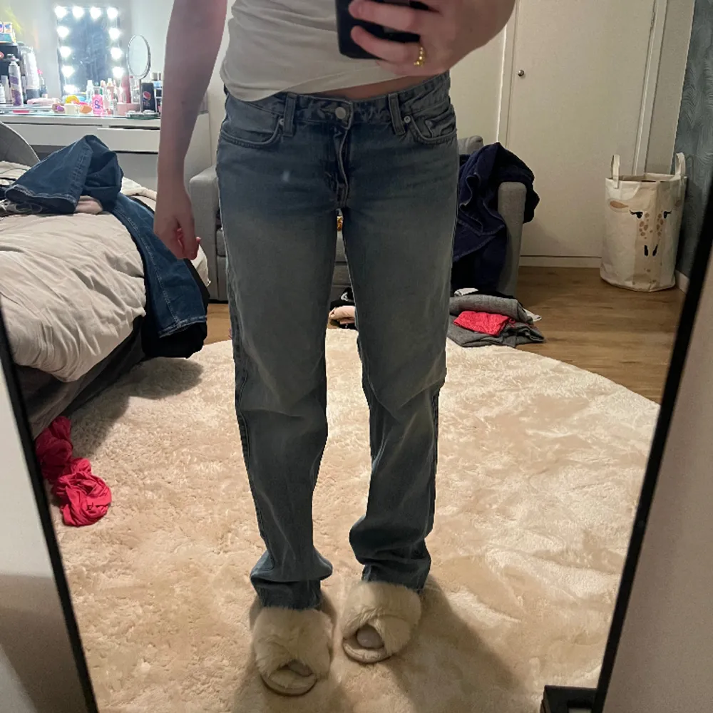 Säljer mina blå jeans då dom inte kommer till användning 💕. Jeans & Byxor.