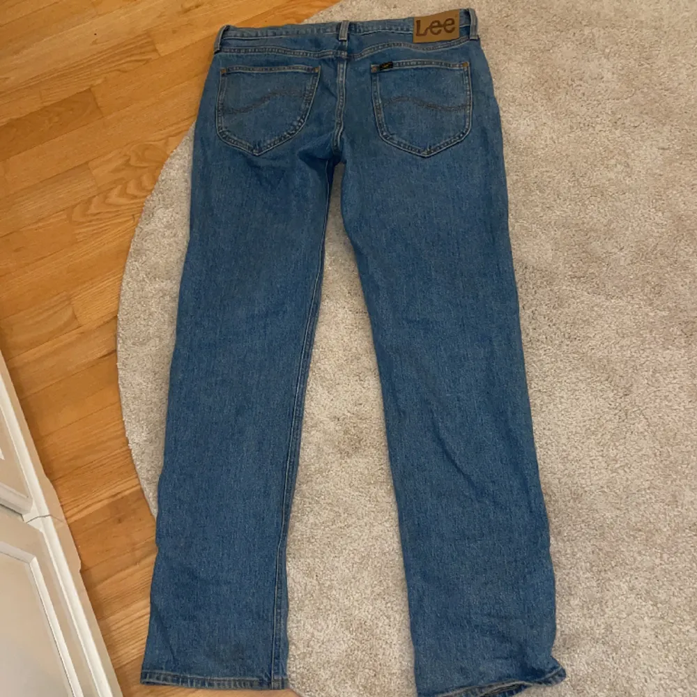 väldigt schyssta Lee jeans, använda ca 4 gånger så väldigt fint skick, . Jeans & Byxor.