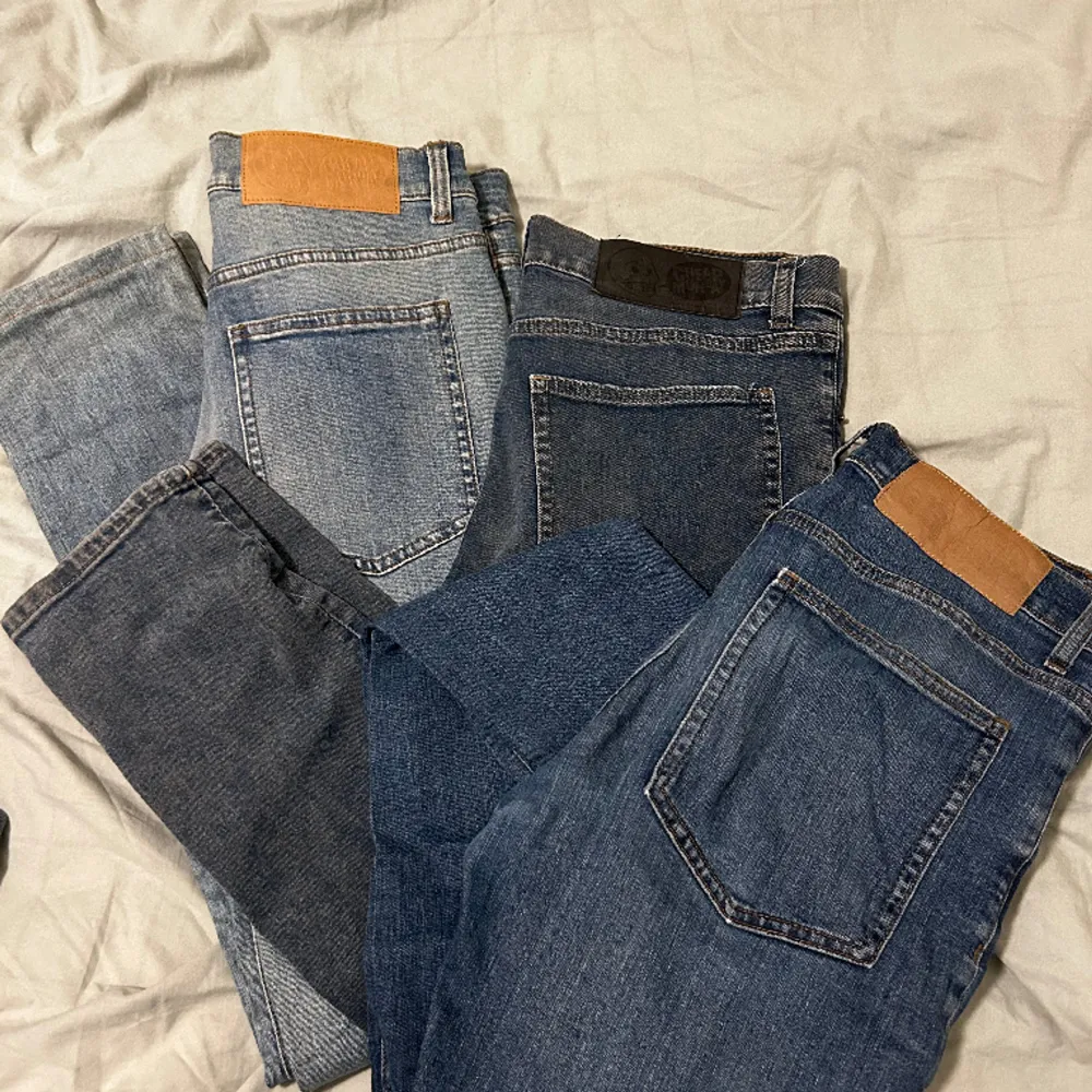 Jättesnygga jeans från cheap monday, passar både tjejer och killar. Dom är slimfit, alltså inte skinny men inte baggy, lågmidjade! Strl. 29/32.  Säljer 1 pag för 150kr alla 3 för 300kr.☺️. Jeans & Byxor.