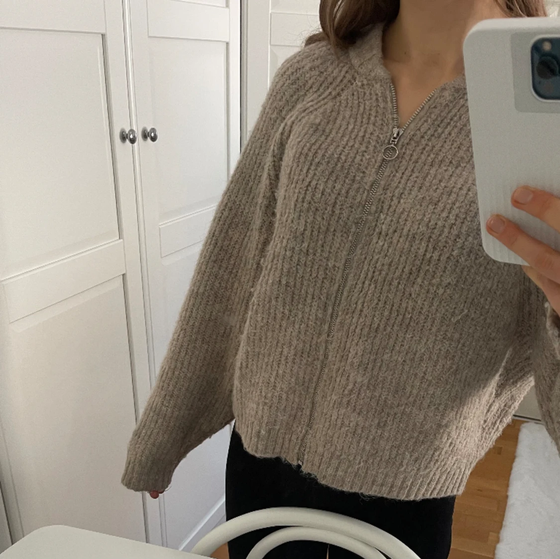 Beige stickad kofta från Edited  - 90