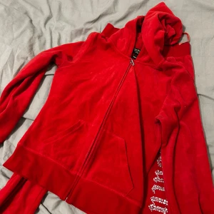 Juicy set - Jättefin juicy set som inte har kommit till användning därför säljer jag den. Strl. S/M, tröjan är lite mindre än byxorna.