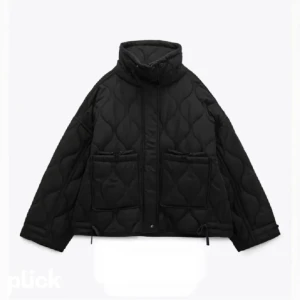 Zara höst/vår jacka - Jacka från zara som är använd ca 3 gånger (nyskick). Säljer pågrund av att den inte kommer till användning. (Nypris 699kr)🖤