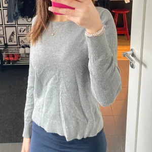 Grå stickad  - Superfin grå stickad tröja, från Amisu. Storlek S men skulle säga att den är Xs/s💕 