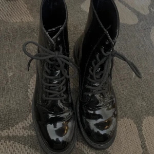 Kängor/stövlar - Jätte fina och glansiga stövlar  som passar perfekt när det är lite kallare ute, passar även till fest. Använt några gånger. Lite repiga. 