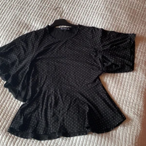 Svart blus  - En svart blus med vita prickar, köpt på schack matt, använd ett fåtal gånger