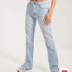 Säljer mina jeans från Nelly i strl 36, längden passar till ca 1,61-1,64. Slits längst ner och sitter mid waist, men inte jätte mid ⭐️Uppklippta lite grann, så de är lite fransigt längst ner men mycket snyggare än vanlig kant🤍Använda 4 ggr,nypris 209❣️