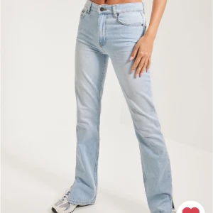 Mid waist slim Jeans  - Säljer mina jeans från Nelly i strl 36, längden passar till ca 1,61-1,64. Slits längst ner och sitter mid waist, men inte jätte mid ⭐️Uppklippta lite grann, så de är lite fransigt längst ner men mycket snyggare än vanlig kant🤍Använda 4 ggr,nypris 209❣️