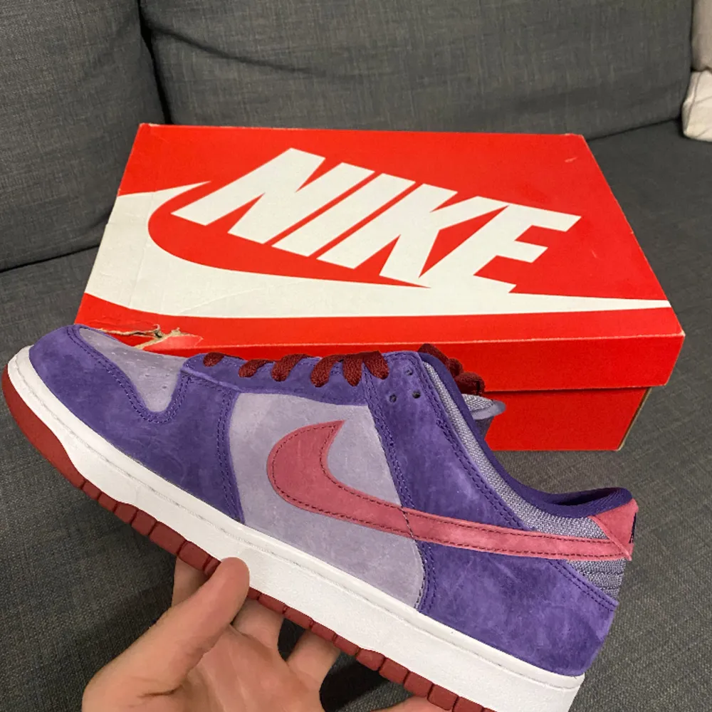 Hej, säljer nu dessa snygga Nike dunk ”plum”.  Dem är väldigt sällsynt, dem är aldrig använda men har dock en skada på boxen. Om du har frågor bara hör av dig!  Skick: Helt nya Storlek: 44 . Skor.