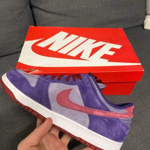 Hej, säljer nu dessa snygga Nike dunk ”plum”.  Dem är väldigt sällsynt, dem är aldrig använda men har dock en skada på boxen. Om du har frågor bara hör av dig!  Skick: Helt nya Storlek: 44 