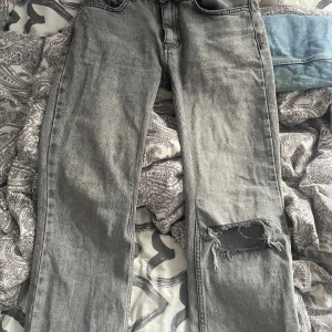 Grå jeans - Perfekta för er som har lite svårt att hitta byxor som passar i midjan, har sytt om från högmidjade och kortat ner de till att de passar mig (155cm lång) 