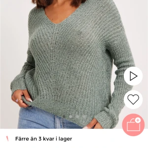 Stickad tröja - Jättefin stickad tröja från Nelly som tyvärr inte används längre. Fortfarande bra skick och inga defekter 🤩Den ser grön ut på hemsidan men skulle säga mer blå/grön i verkligheten. Ganska lite storlek men passar mig bra