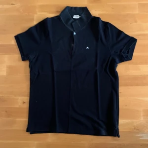 Svart J.Lindeberg pikè - Svart slim fit J.Lindeberg pikè i stl XXL som sitter som en L