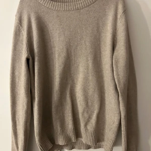 Stickad beige tröja  - Stickad beige tröja i fint skick , ifrån VILA☺️säljer då den inte kommer till användning 🌸