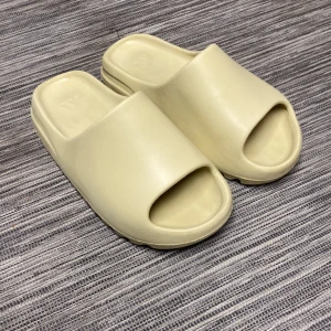 Yeezy slides strlk 41,5 - Yeezy slides, knappt oanvända och nästan helt utan några märken