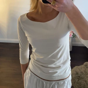 Tröja  - Väldigt fin tröja, ganska tjockt material så perfekt till våren, knappt använd🥳💘
