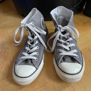 Converse - Höga khakifärgade Converse i bra skick.