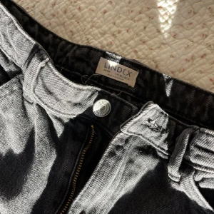 Svarta vida jeans från Lindex - Jeans som endast är använda ett fåtal gånger. Mycket bra skick🥰 Storlek 38