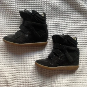 Svarta isabel marant skor - Säljer dessa supersnygga svarta isabel marant skorna, i bra skick utan defekter. De är i storlek 37 men passar även nån med 38. Skriv privat vid eventuella frågor 💗