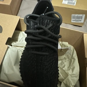 Yeezy Boost 350 pirate black - Säljer ett par herr skor kan nog användas av damer också, aldrig använda köptes direkt från Adidas. 