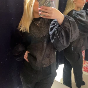 Svart blus  - En svart blus inte använd, storlek l men passar mig som är s jätte bra, så fin men kommer inte till någon användning, skriv vid fler bilder eller frågor 💓