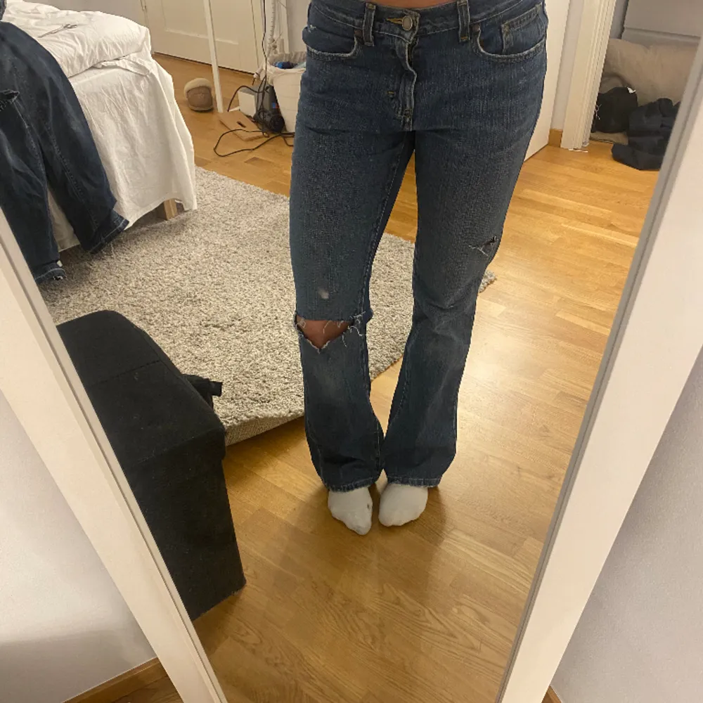 Lågmidjade jeans med hål från Calvin Klein!!💞💞 modellen är 173! Pris kan diskuteras + ej grtis frakt. Jeans & Byxor.