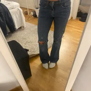 Lågmidjade jeans med hål från Calvin Klein!!💞💞 modellen är 173! Pris kan diskuteras + ej grtis frakt