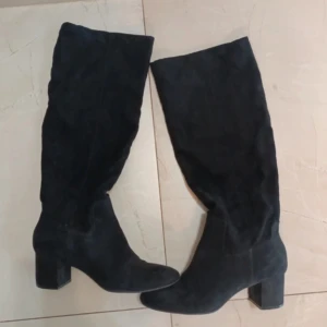 Boots - Säljer dessa höga stövelklackar. De är knappt använda. Stl 40