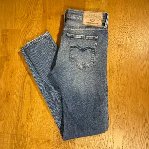 Tvärfeta Replay jeans i storlek 28/30. Nästan helt nya i perfekt skick, utan defekter eller slitage. Hör gärna av dig vid frågor och funderingar!