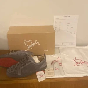 Louboutin skor - Säljer mina Christian Louboutin skor då de ej kommer till användning något mer. Köpta på Myntheresa för ungefär 9300kr. Knappast använda så skick 8.5/10. Har kvitto, box, 2st dustbags, extra snören med mera. Skriv vid minsta fråga🙌🙌😊
