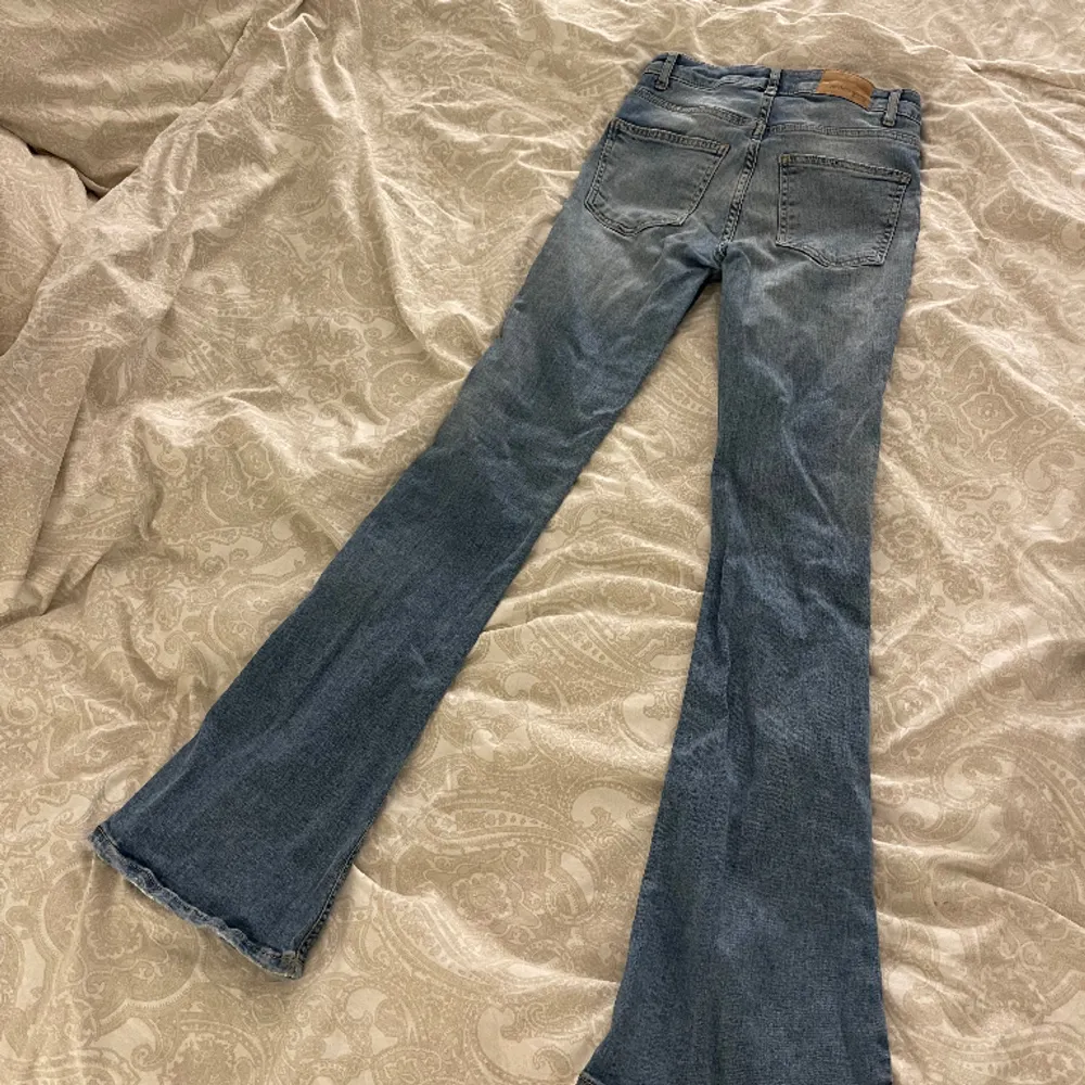 Ljusblåa bootcut jeans från GinaTricot, säljer då dom tyvärr är alldeles för små för mig, skriv vid intresse❣️. Jeans & Byxor.