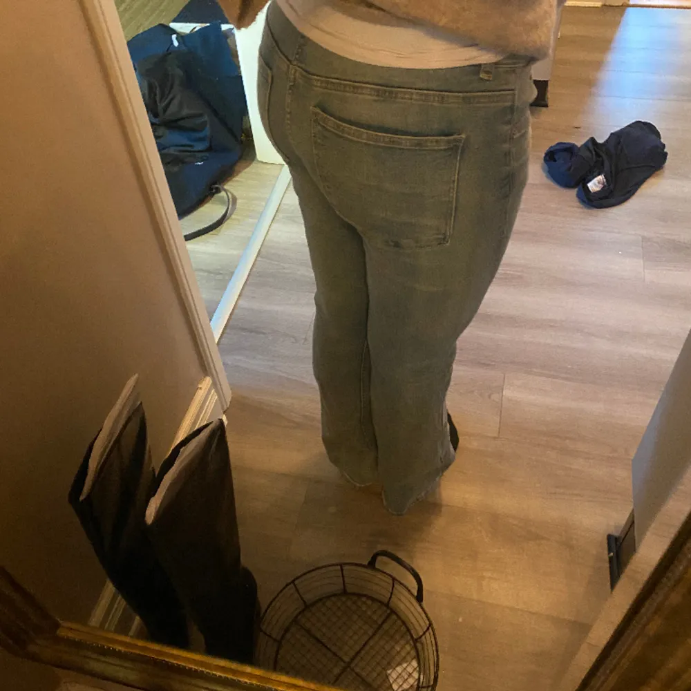 Jätte fina jeans från berskha, köpt här på plick och använd en gång, osäker på storleken men passar mig som brukar vara 38💕(slutsålda på hemsidan). Jeans & Byxor.