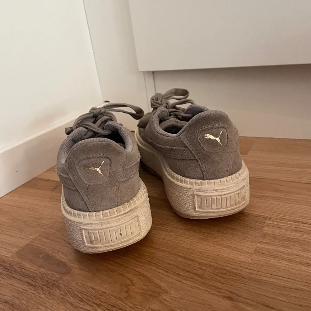 Sneakers från Puma i storlek 37.. Skor.