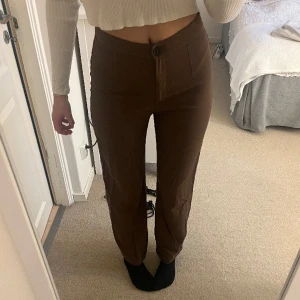 Bruna kostymbyxor  - Bruna kostymbyxor från Bershka🤎🤎 långa i modellen, passar mig som är lång! 