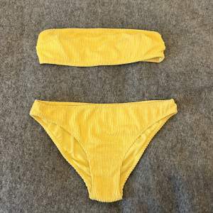 En superfin gul bikini från HM. Skriv för fler bilder!💛